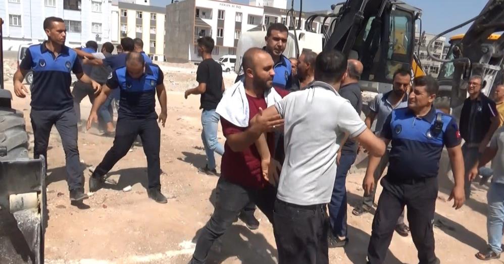 ZABITA İLE ESNAF ARASINDA KAVGA: ORTALIK SAVAŞ ALANINA DÖNDÜ: 15 YARALI, 5 GÖZALTI