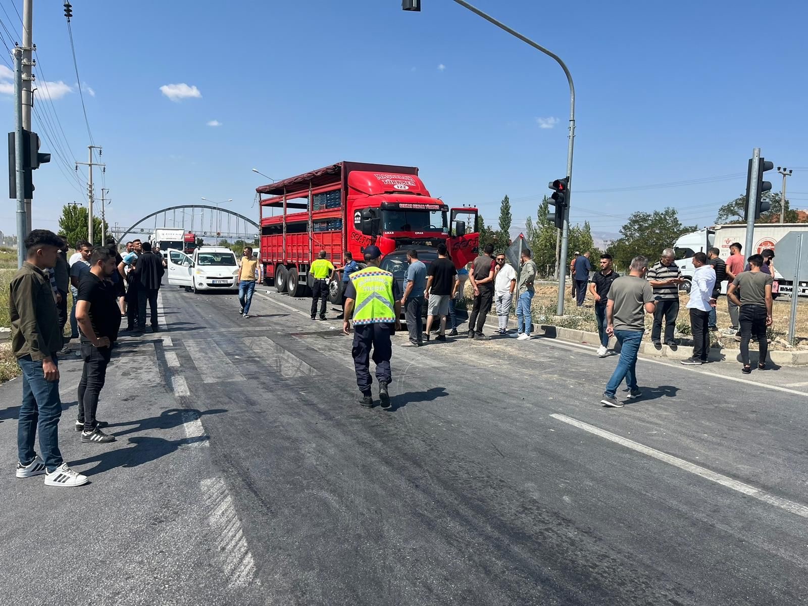 Bolvadin Sanayi Kavşağında Zincirleme Kaza: 5 Araç Birbirine Girdi!