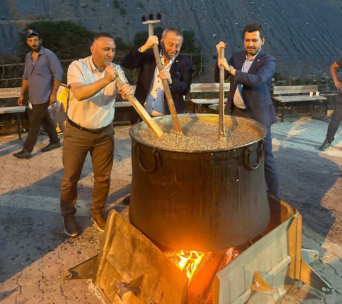 Milletvekili Olgun, Aşure Kazanının Başına Geçti