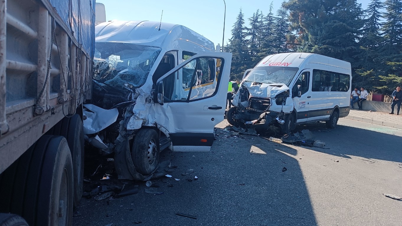 İşçi Servisleri Kafa Kafaya Çarpıştı: 21 Yaralı