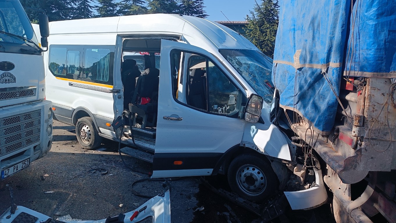 İşçi Servisleri Kafa Kafaya Çarpıştı: 21 Yaralı