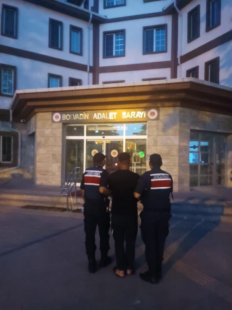 Yol Kontrolünde Yakayı Ele Verdi! Hırsızlık suçundan aranan şahıs yakalandı