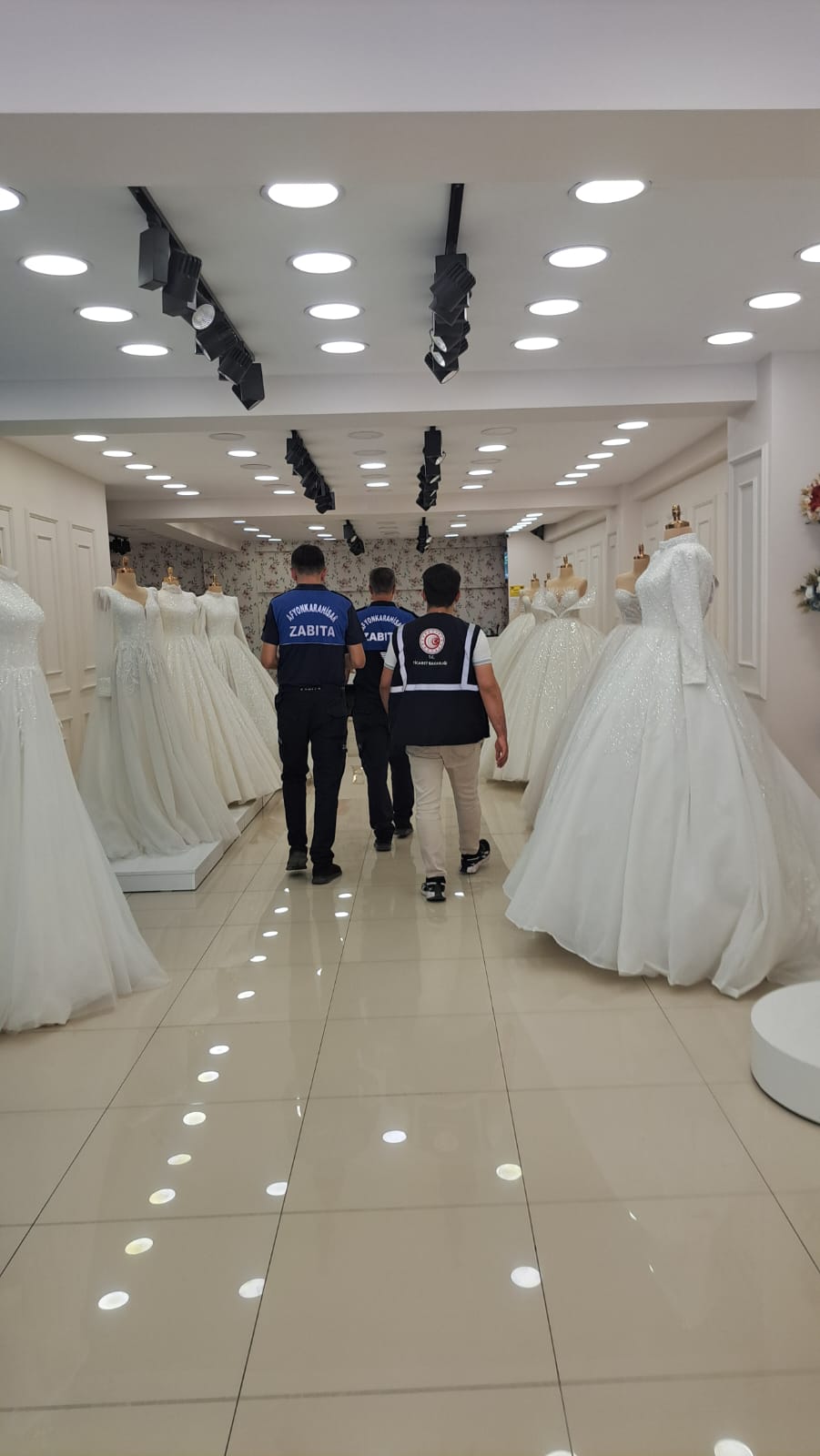 Afyonkarahisar'da Kuaför ve Güzellik Salonları Denetimi: Pazar Günü Kapanmayan İşletmelere Cezai İşlem!