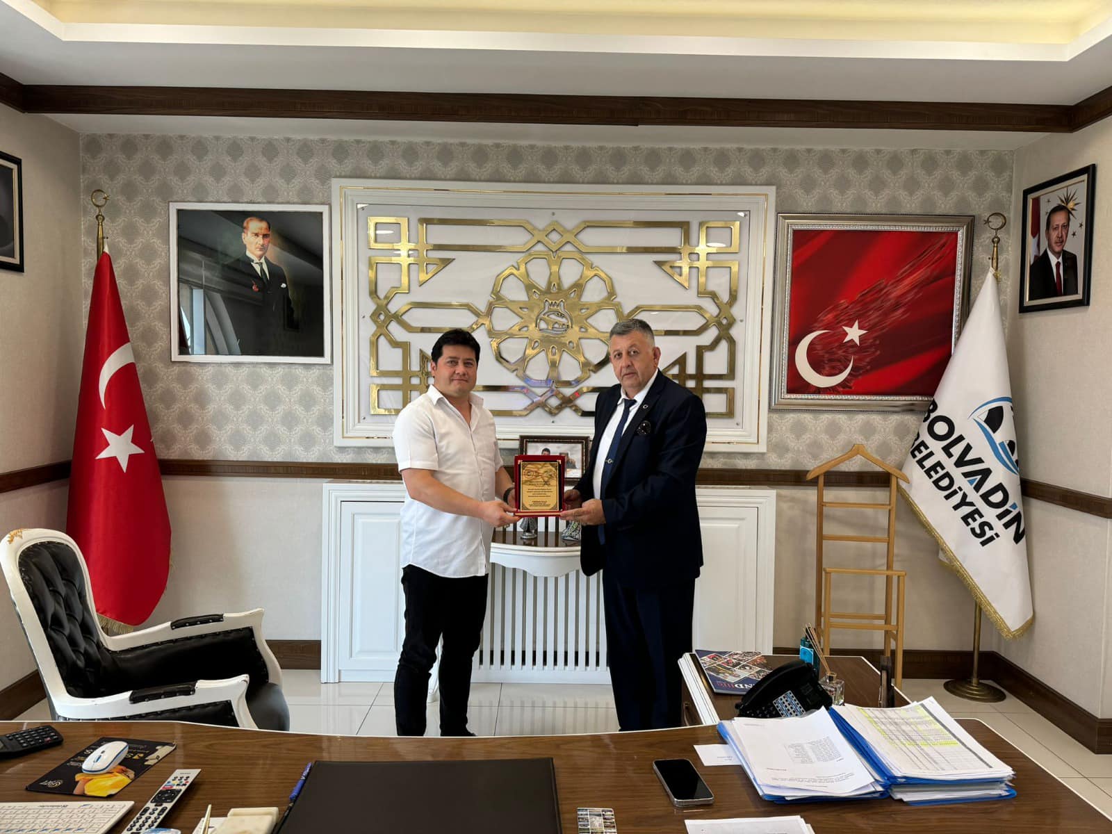 İzmir'de Yaşayan Bolvadinliler Adına Başkan Aynacıya Plaket Verildi