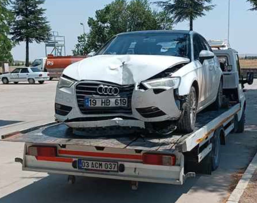 Afyonkarahisar’da Savrulan Araç Duvara Çarptı!