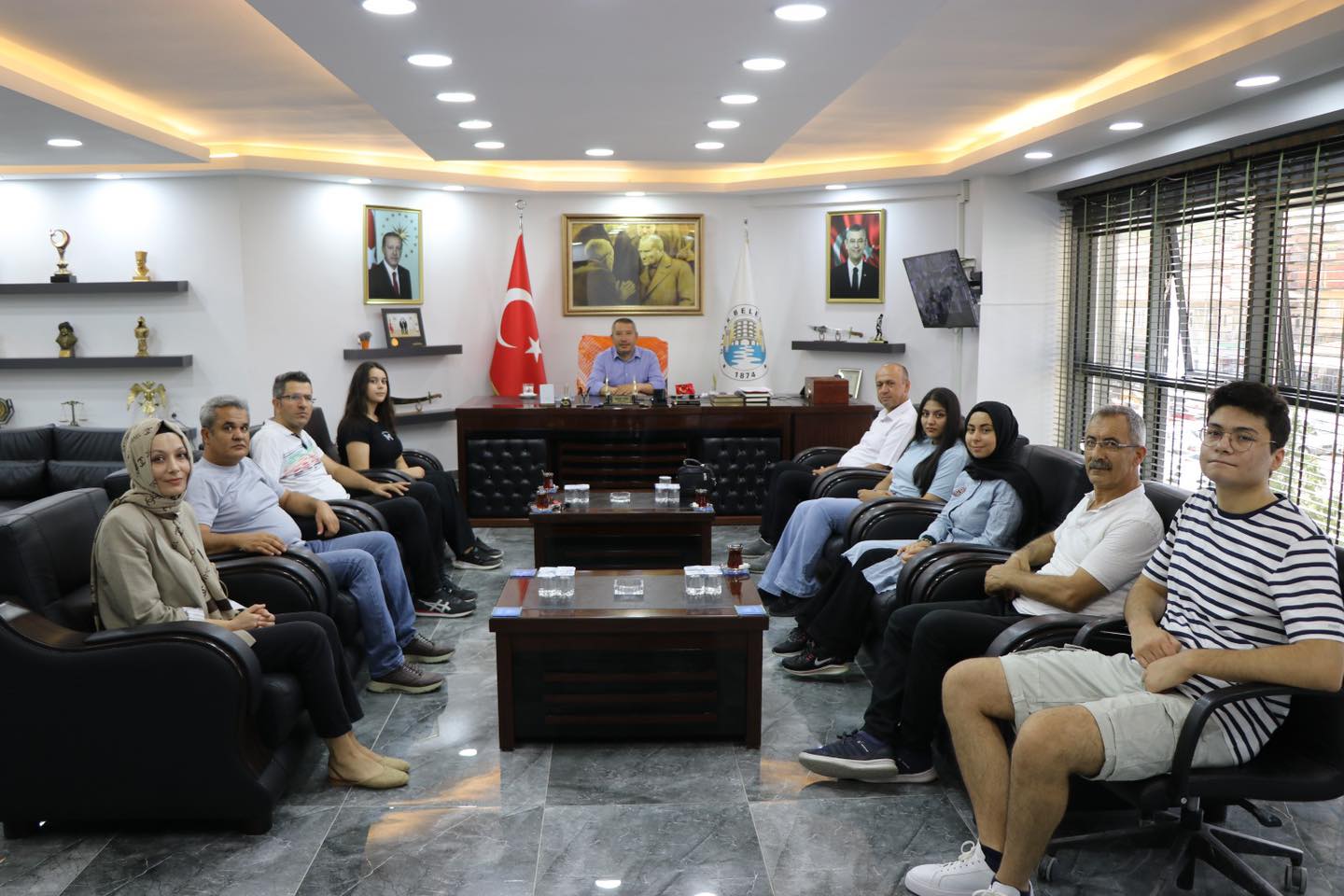 Makamının Kapılarını Başarılı Öğrencilere Açtı