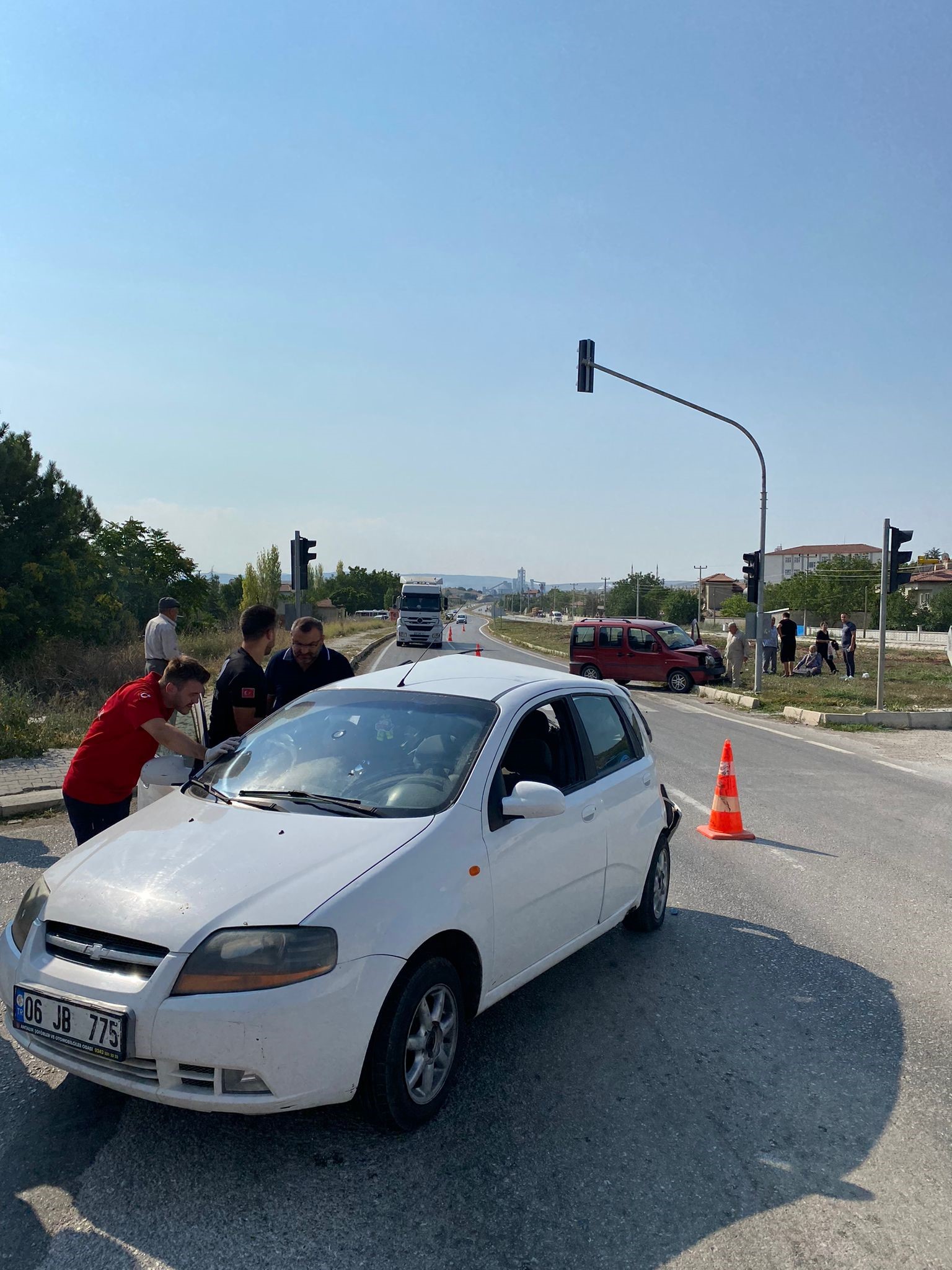 Seyir Halindeki Kamyonet Kırmızı Işıkta Duran Araca Çarptı!