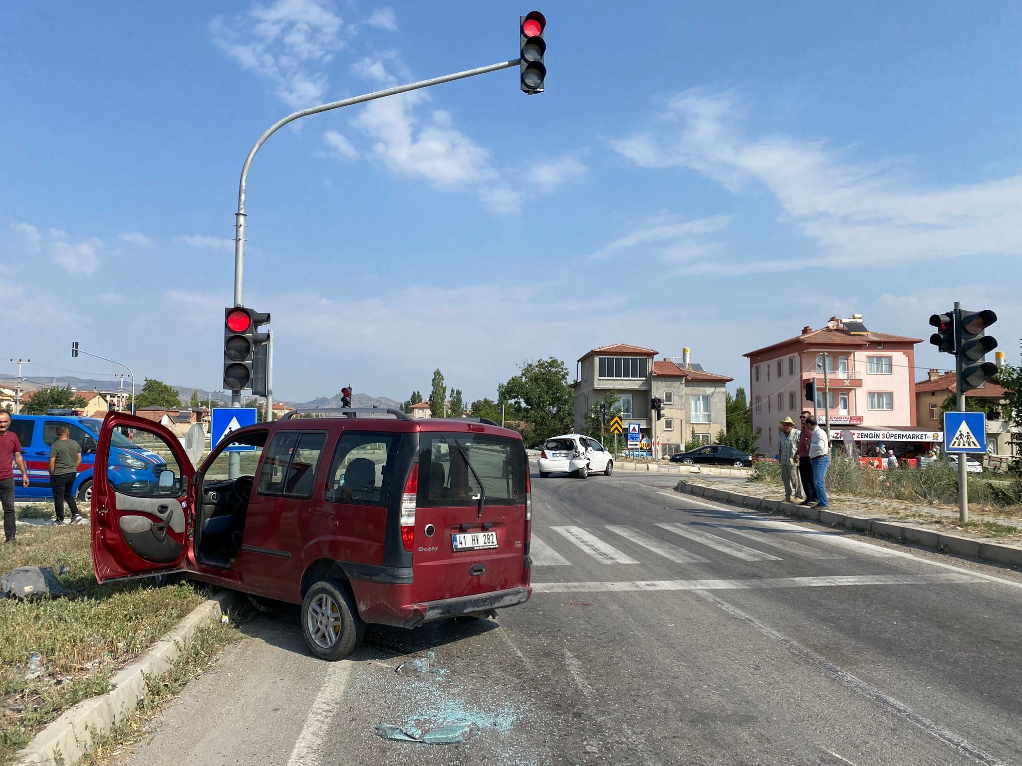 Seyir Halindeki Kamyonet Kırmızı Işıkta Duran Araca Çarptı!