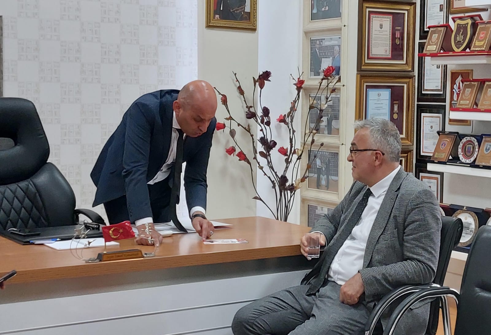 Başkan Kumartaşlı Kolları Sıvadı Vatan Sevdası ve Derneği Kırmızı Çizgisi