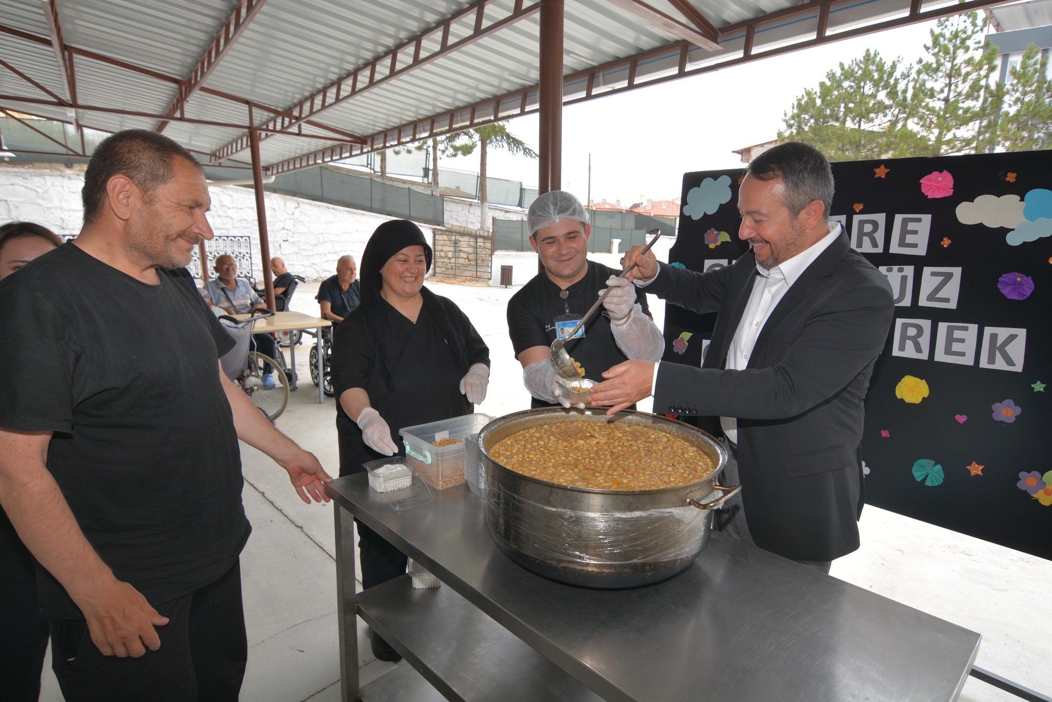 BAŞKAN ÖZTAŞ'TAN AŞURE İKRAMI
