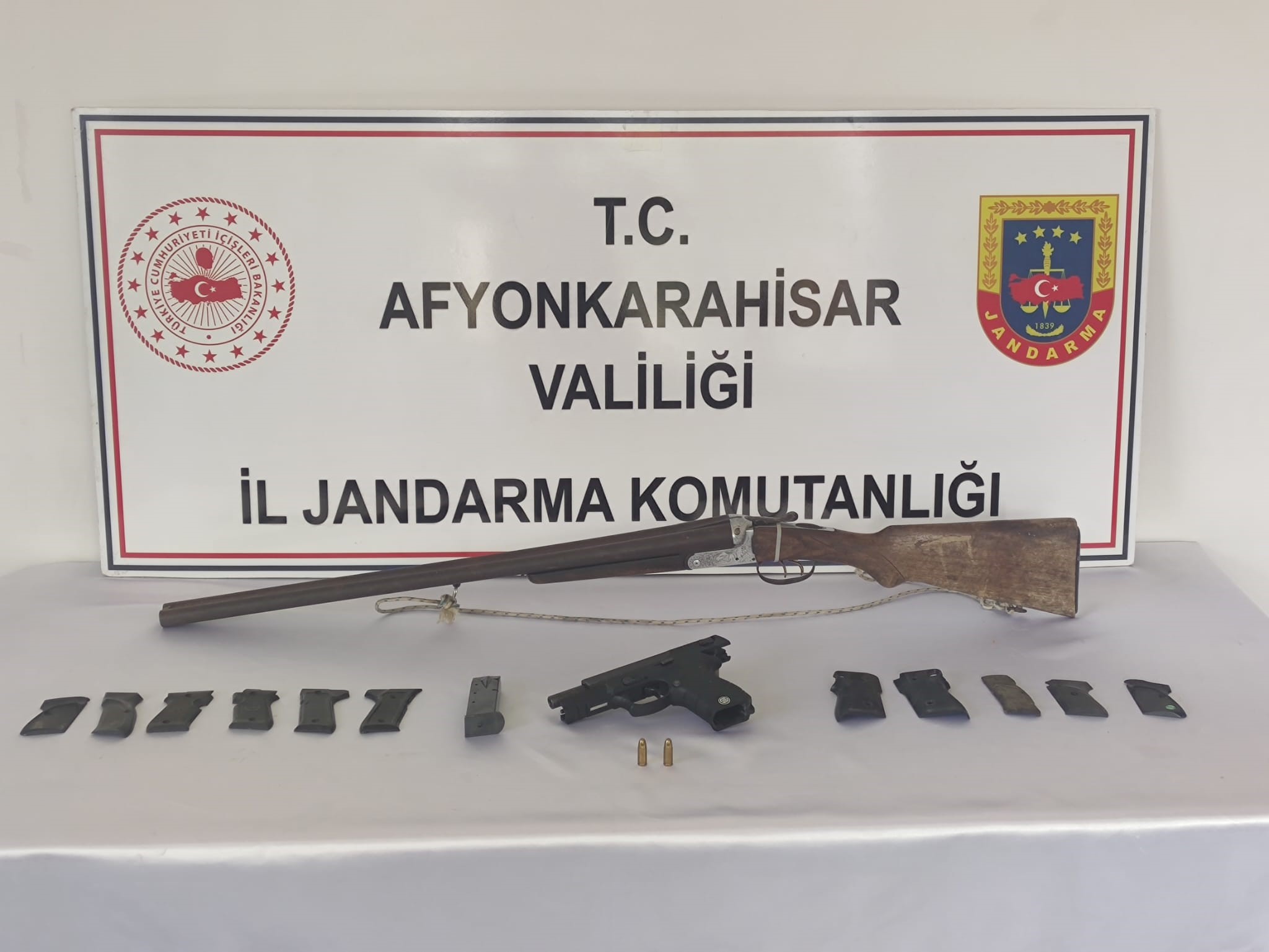 KÖY EVİNDEN ÇIKANLAR JANDARMAYI BİLE ŞOK ETTİ!