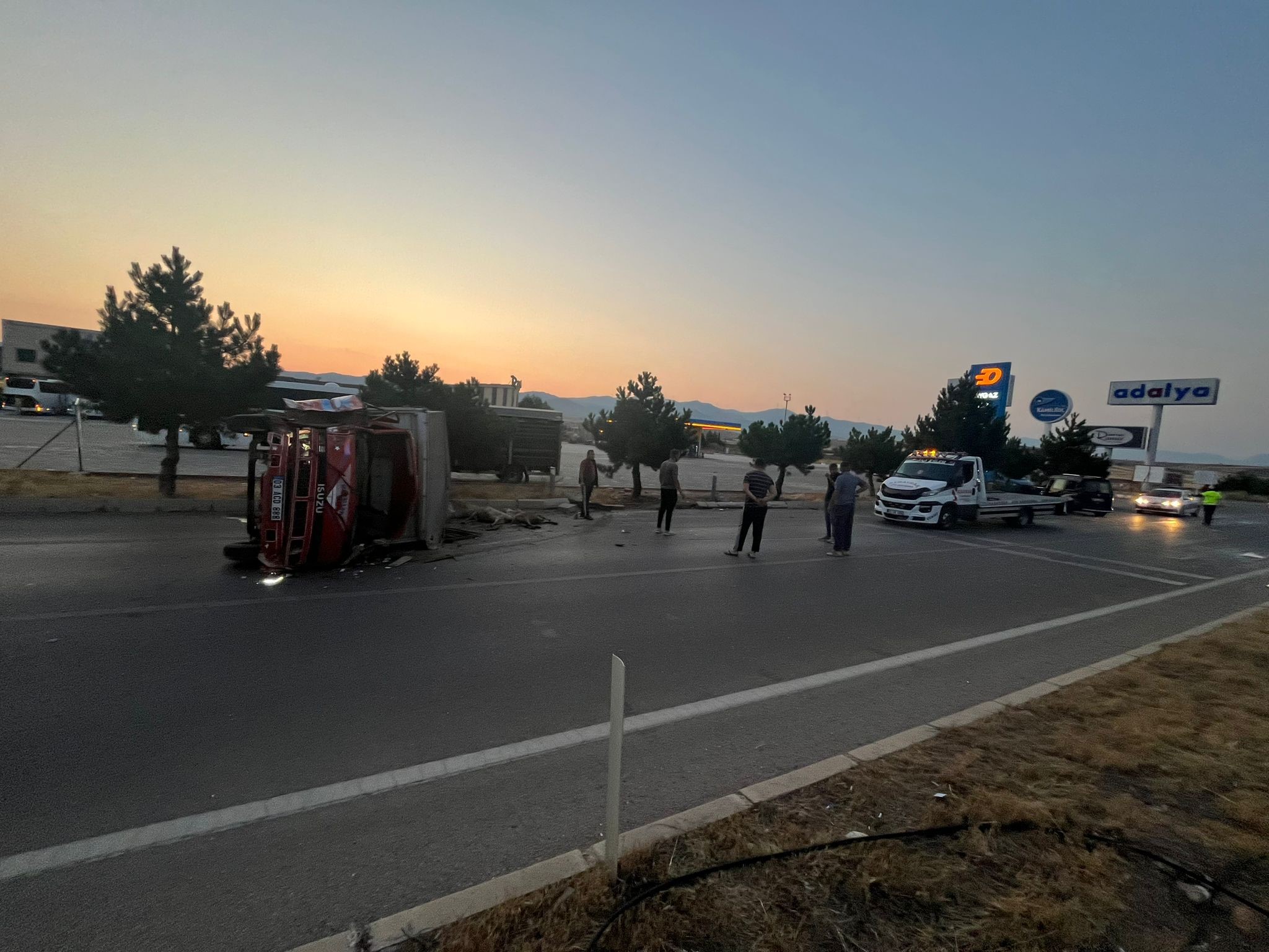 KONTROLDEN ÇIKAN KOMYONET YOLA DEVRİLDİ!