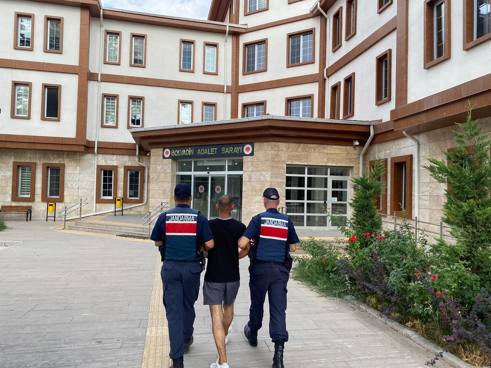 15 YIL HAPİS CEZASIYLA ARANAN ŞAHIS SAKLANDIĞI KÖY EVİNDE YAKALANDI