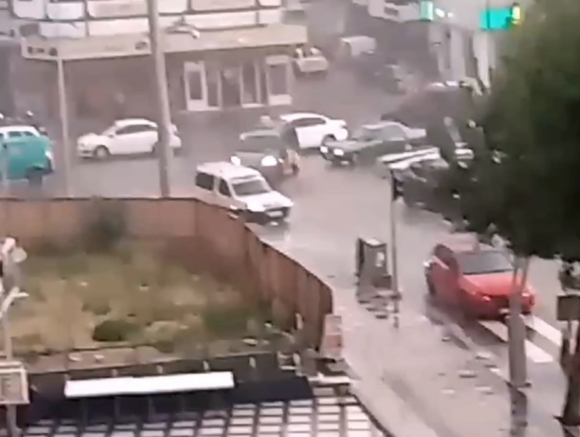 Afyon’da Sağanak Yağış Etkili Oldu O Anlar Kameralara Yansıdı