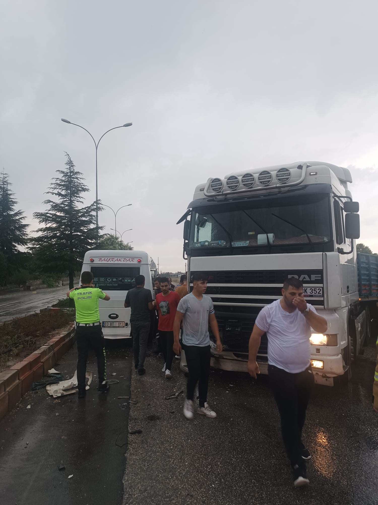 Afyonkarahisar'da Tır Ve Dolmuş Çarpıştı: 9 Yaralı