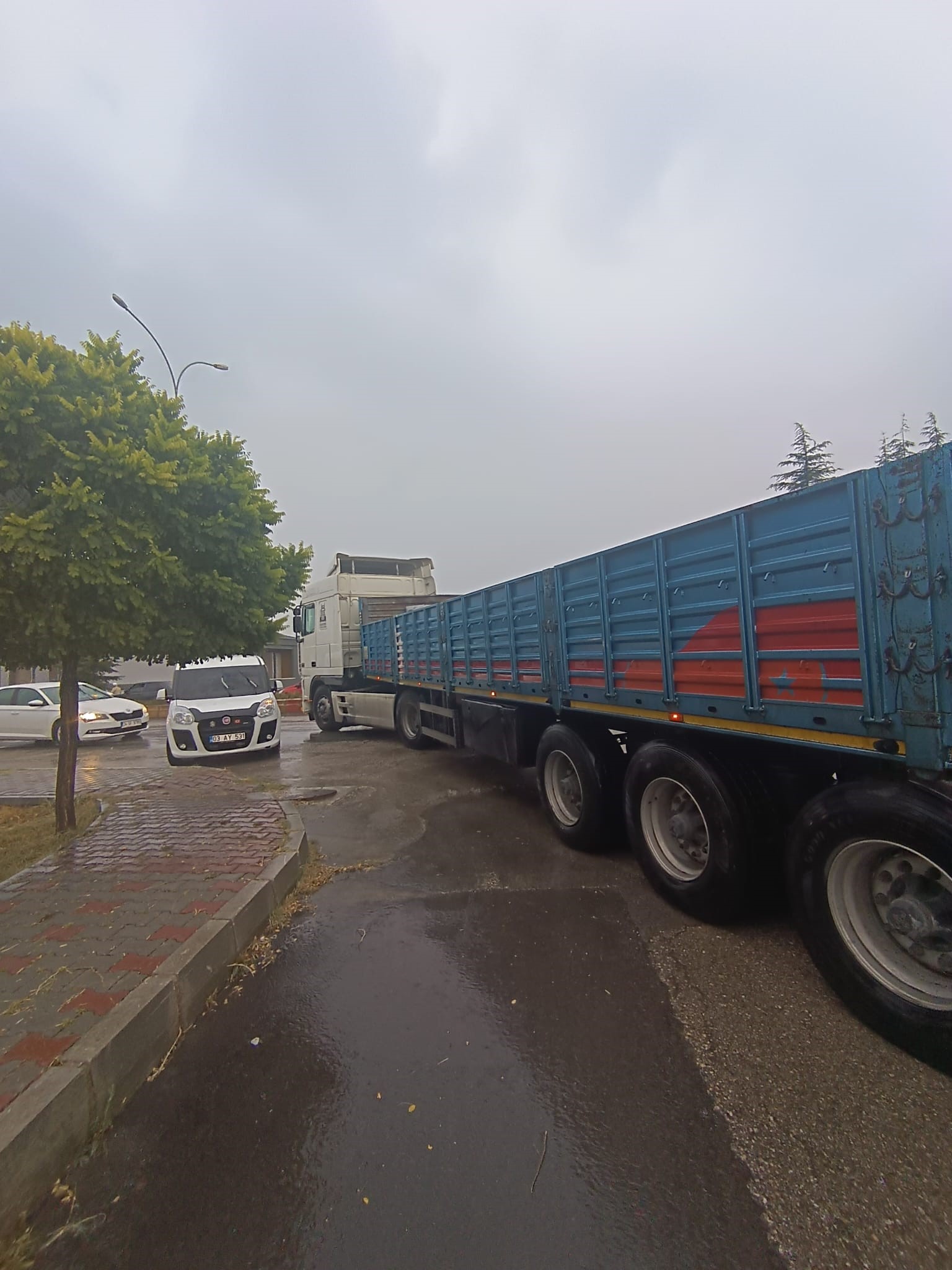 Afyonkarahisar'da Tır Ve Dolmuş Çarpıştı: 9 Yaralı