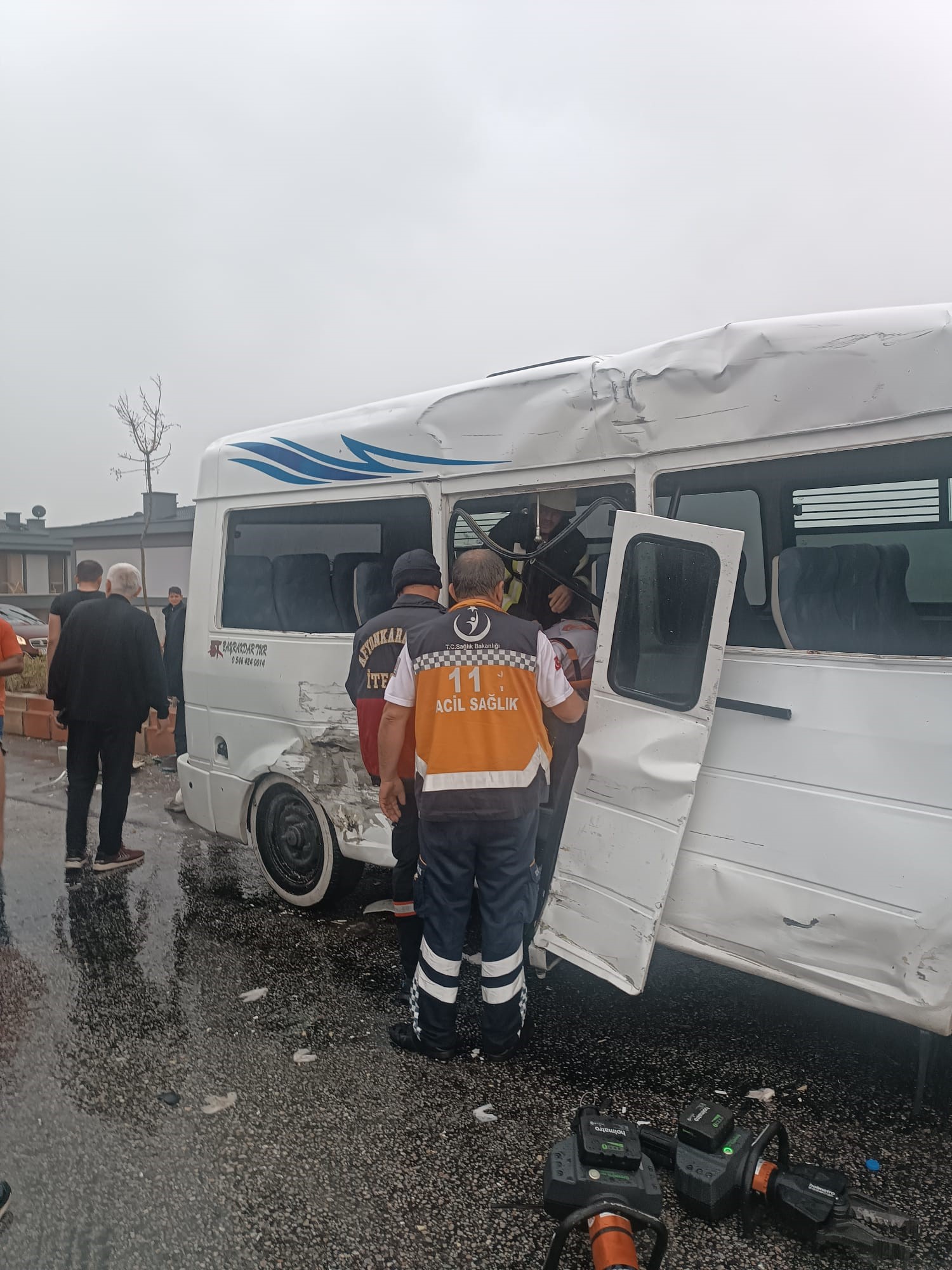 Afyonkarahisar'da Tır Ve Dolmuş Çarpıştı: 9 Yaralı