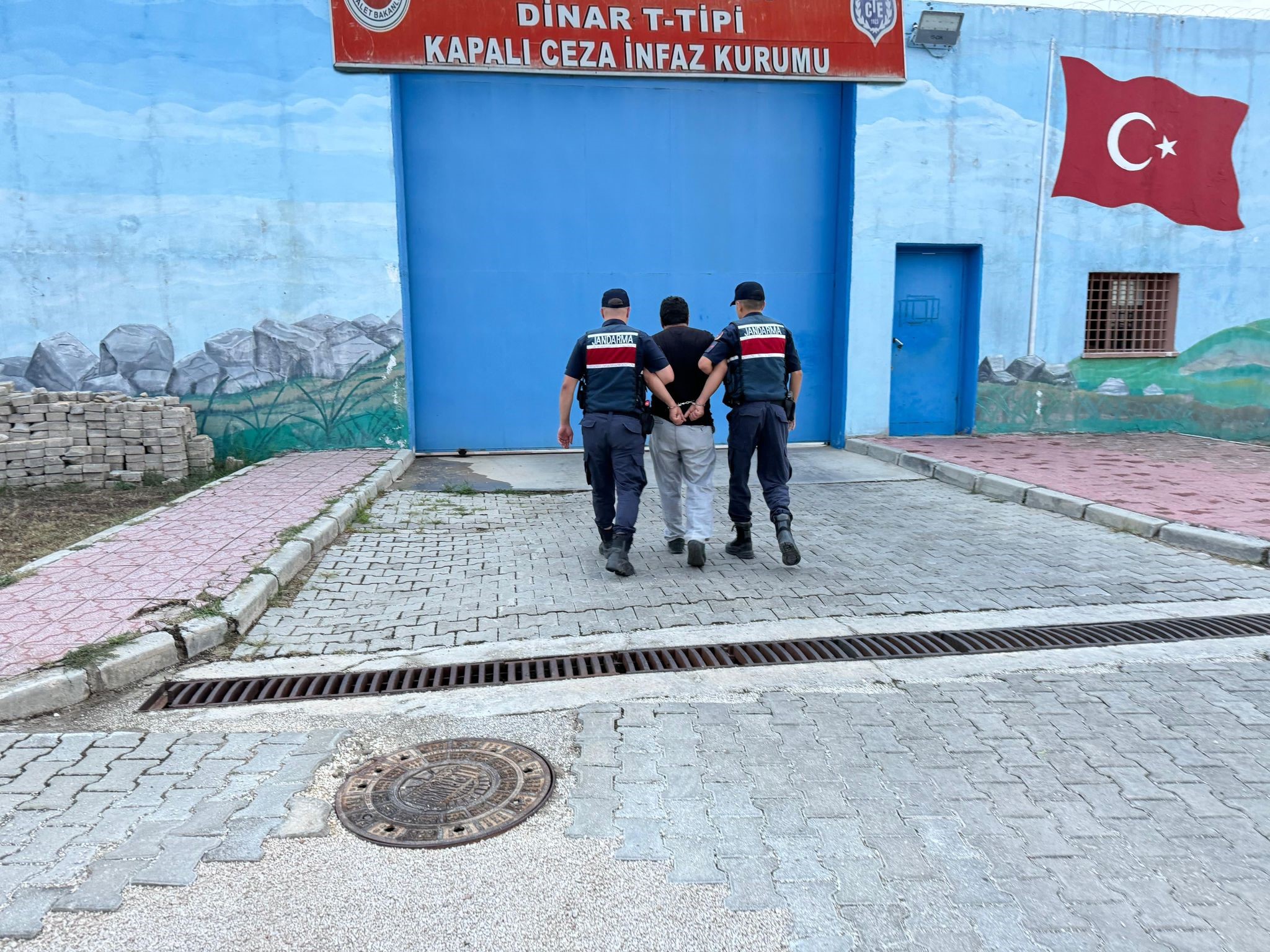 AFYONKARAHİSAR’DA ÇOCUĞUN CİNSEL İSTİSMARI SUÇUNDAN ARANIYORDU!
