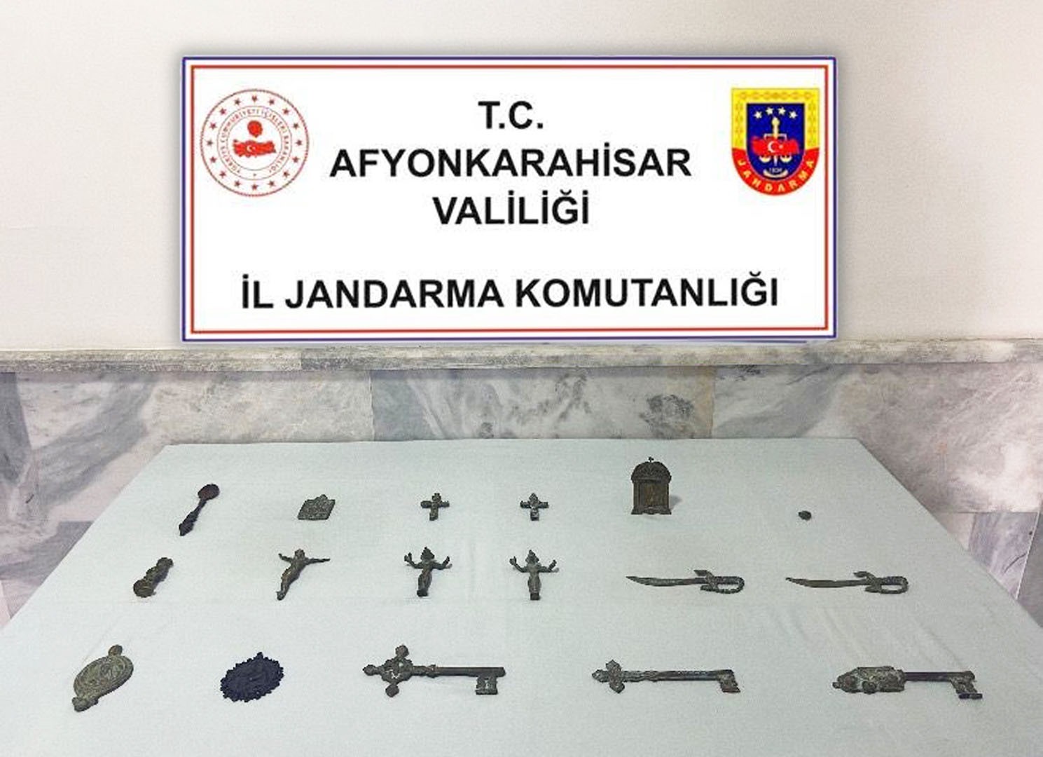 AFYONKARAHİSAR'DA 17 TARİHİ OBJE BULUNDU!