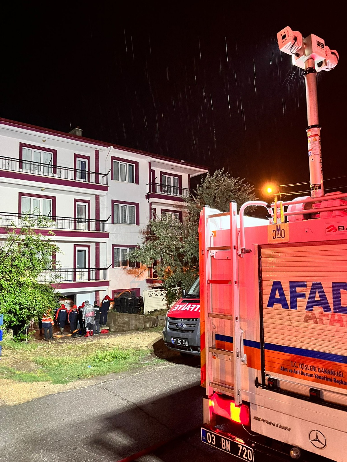 AFYONKARAHİSAR'DA SAĞANAK YAĞIŞ HAYATI OLUMSUZ ETKİLEDİ!