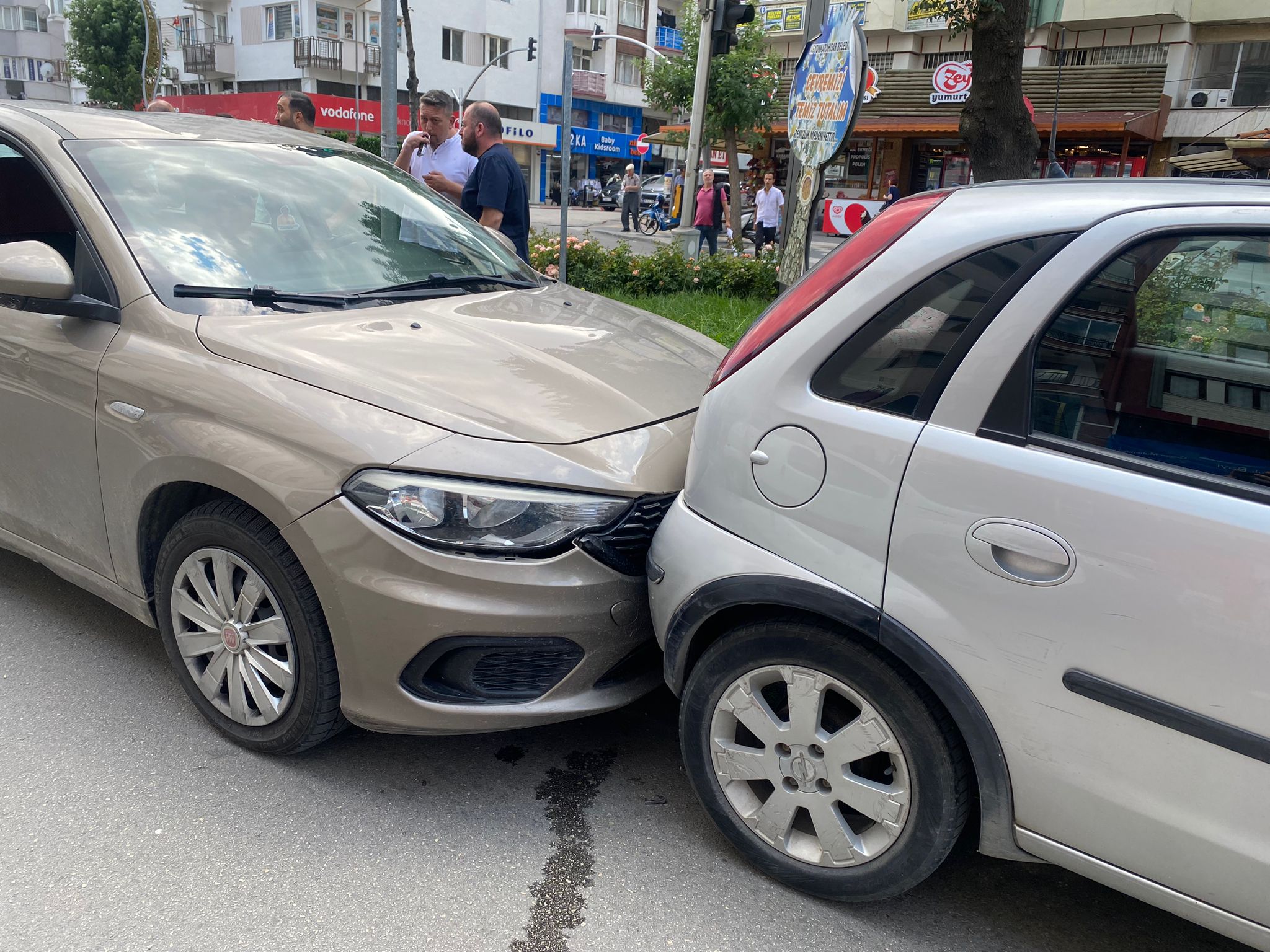 YEŞİLYOL'DA DİKKATSİZLİK ZİNCİRLEME KAZAYA NEDEN OLDU
