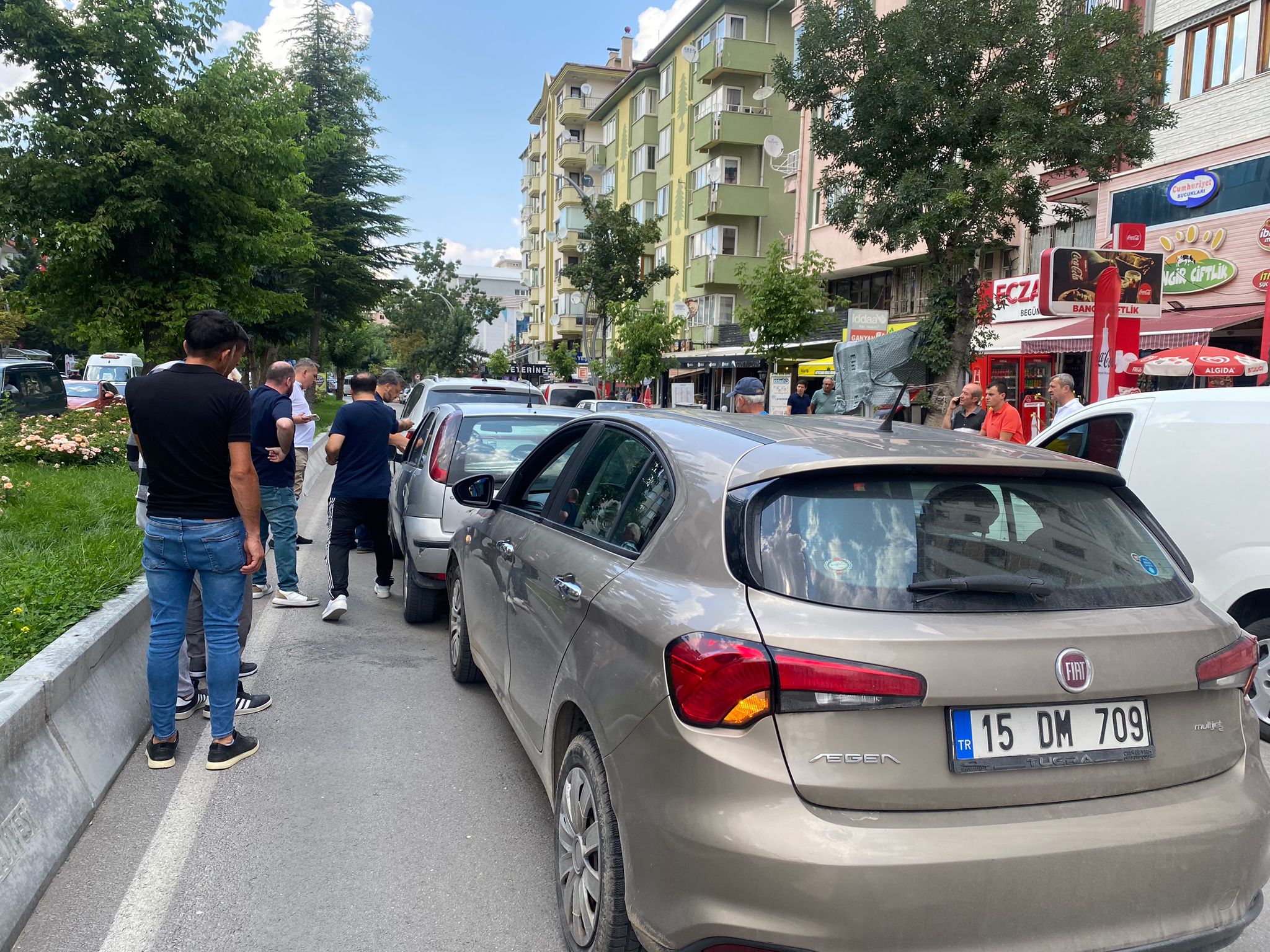 YEŞİLYOL'DA DİKKATSİZLİK ZİNCİRLEME KAZAYA NEDEN OLDU