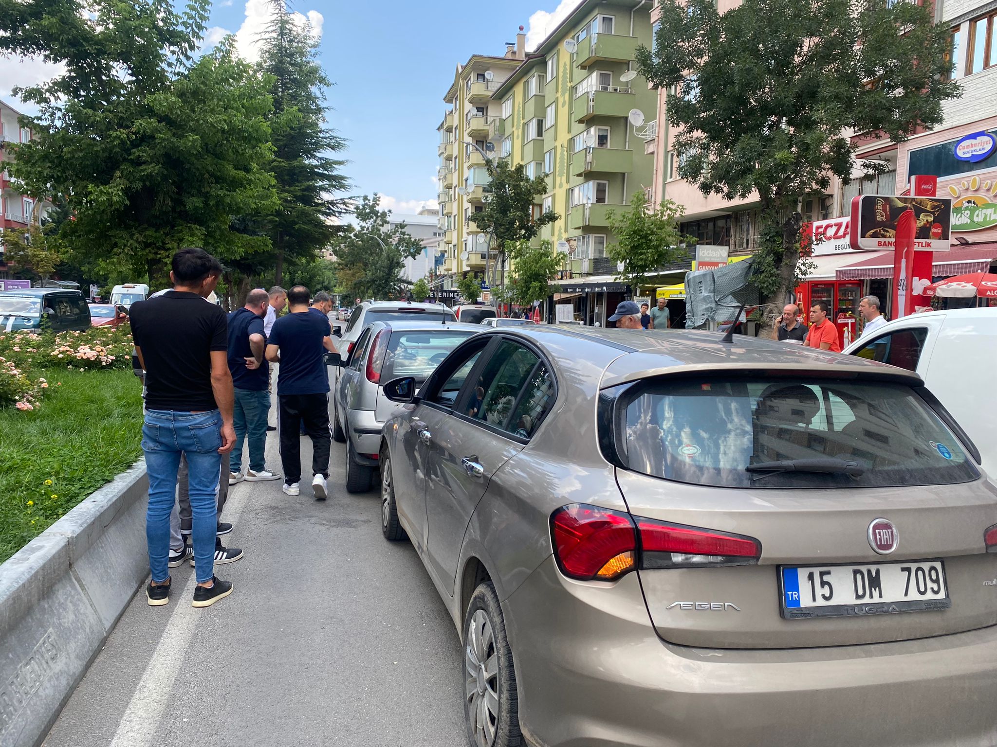 YEŞİLYOL'DA DİKKATSİZLİK ZİNCİRLEME KAZAYA NEDEN OLDU