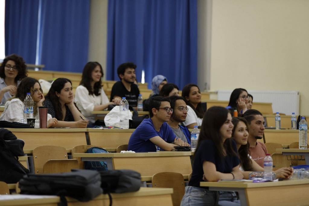 AFSÜ, DEVLET ÜNİVERSİTELERİ ARASINDA İLK 10'A GİRDİ