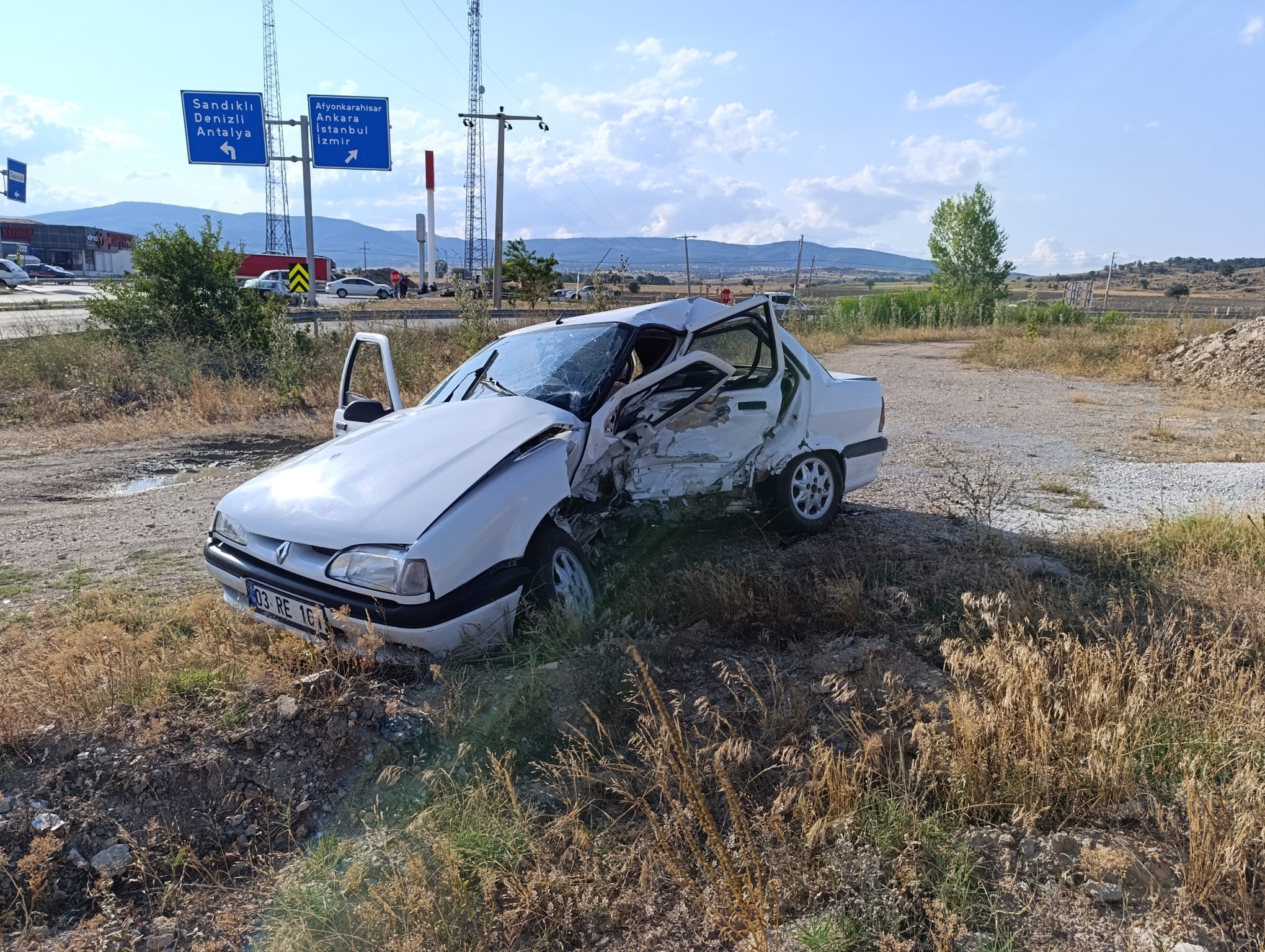 Afyon'da iki otomobil birbirine girdi...Korkunç kazada bilanço ağır oldu