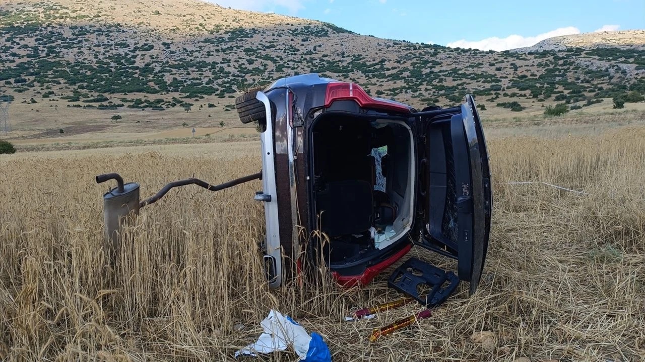 Afyon'da feci kaza...Otomobil tarlaya devrildi biri çocuk 5 kişi yaralandı