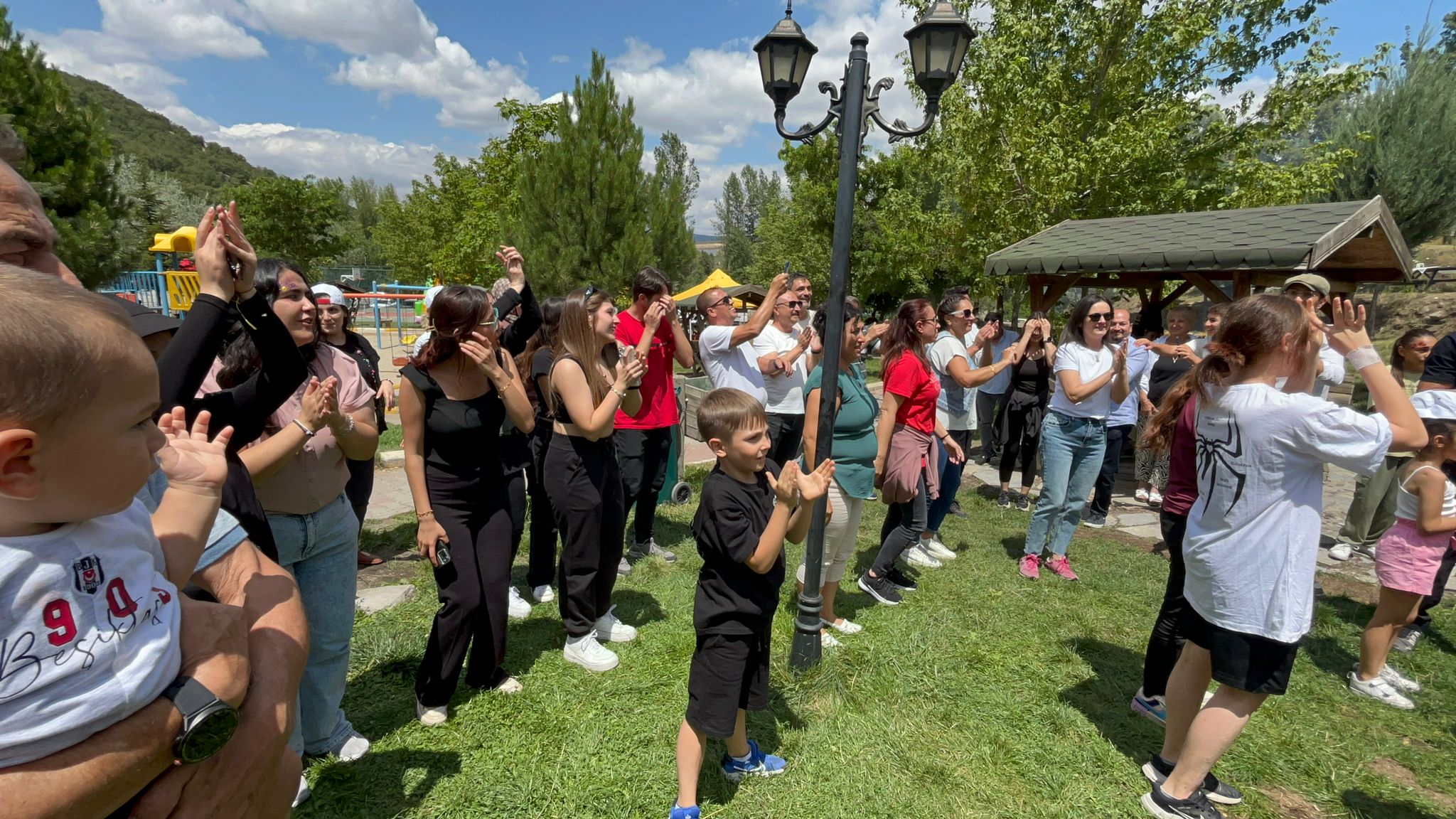 Afyon Gazeteciler Cemiyeti pikniğinde çocuklar gibi eğlendiler