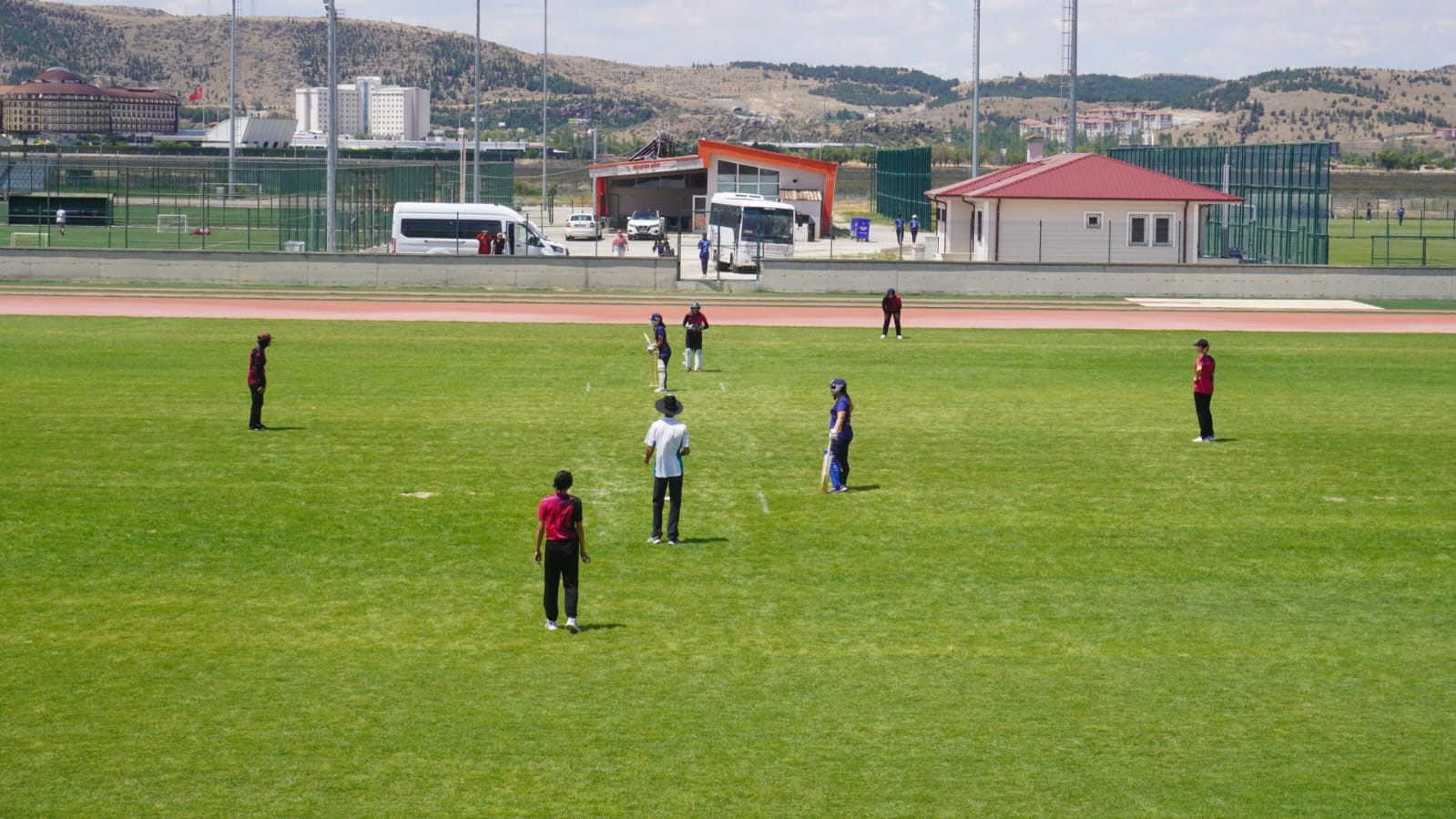 Kriket Büyük Kadınlar Açık Alan birinci ayak müsabakaları başladı