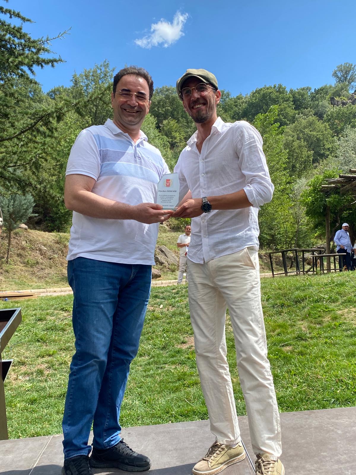 AGC'den Gazetecilere plaket