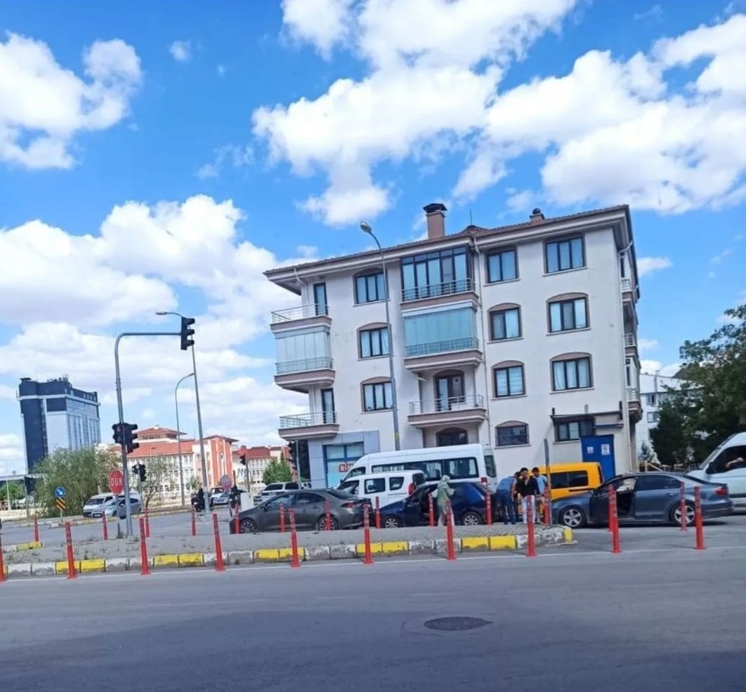 Afyonkarahisar Uydukent'te Zincirleme Trafik Kazası: 3 Araç Birbirine Girdi
