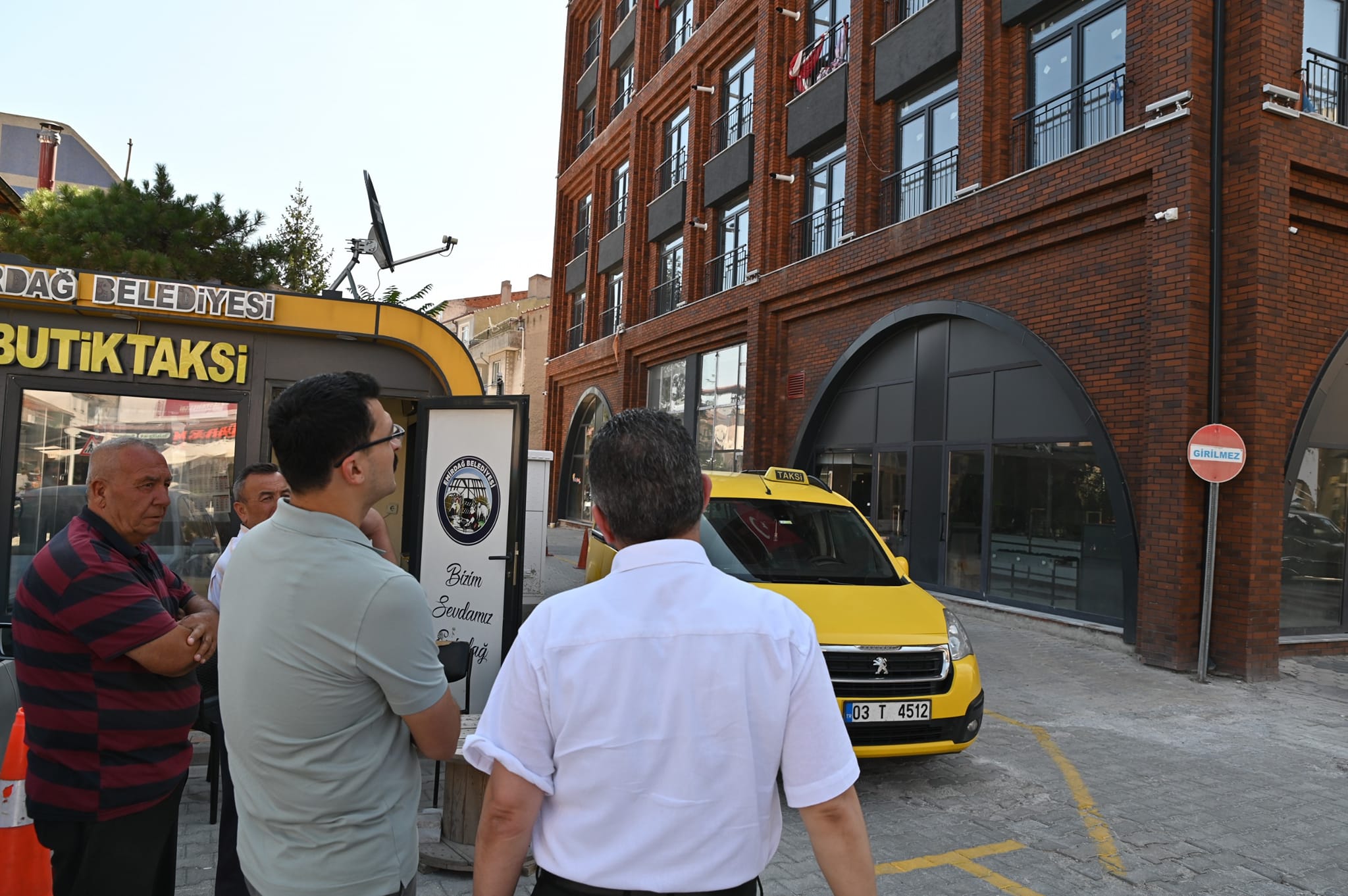 BAŞKAN KOYUNCU’DAN KAYMAKAM AKGÜL’ E JEST