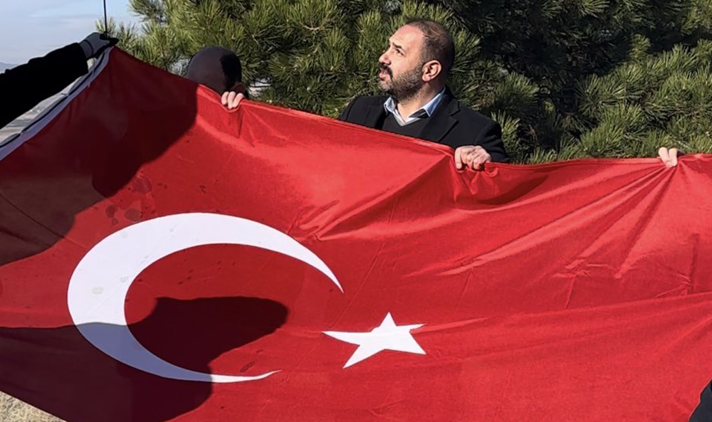 Başkan Eroğlu’nun Bayrak Sevgisi Takdir Topladı