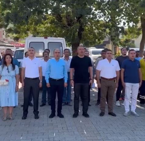 DİNAR BELEDİYESİ HAFTAYA İSTİKLAL MARŞI'NI OKUYARAK BAŞLADI