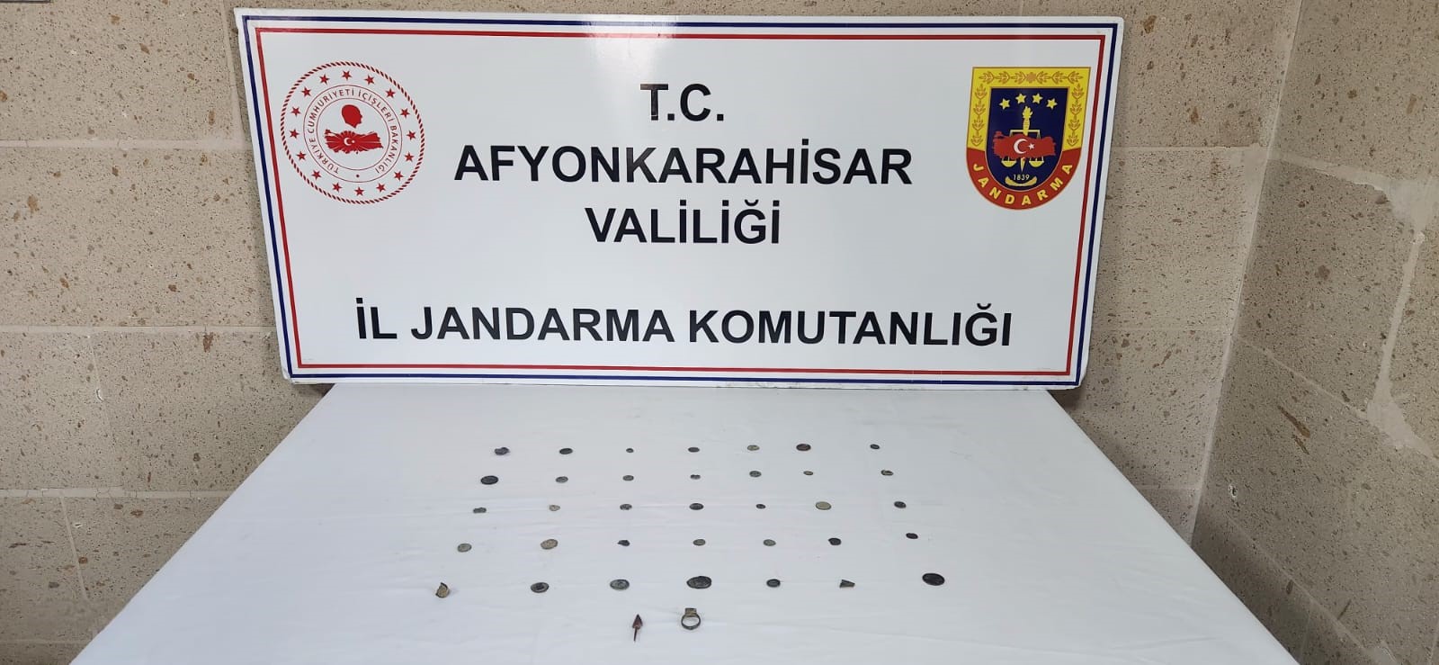 Afyonkarahisar'da Jandarmadan Tarihi Operasyon: 34 Adet Sikke Ele Geçirildi
