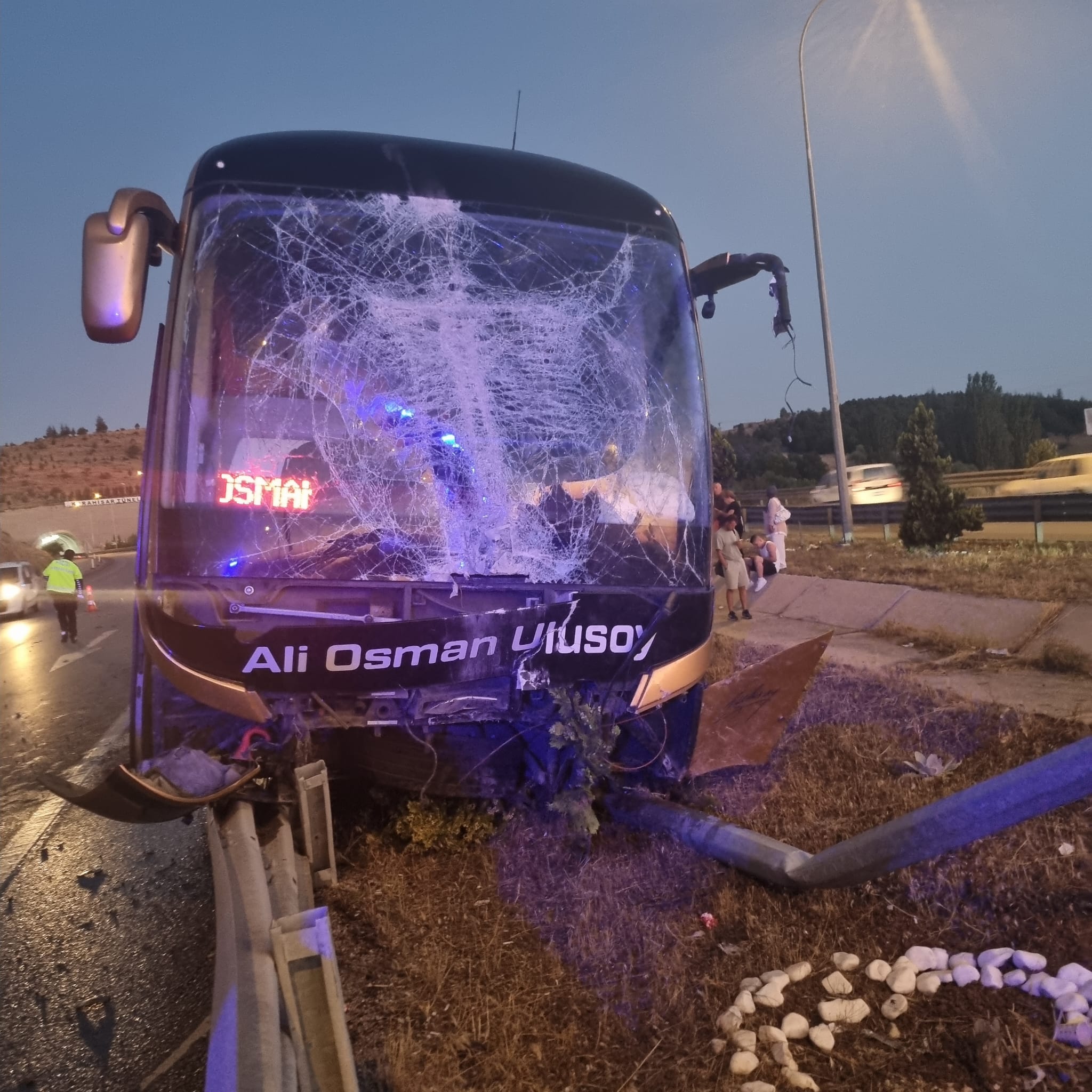 Afyon-İzmir Karayolunda Yolcu Otobüsü Bariyerlere Çarptı!