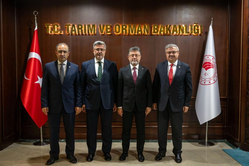AK PARTİ HEYETİ AFYON TARIMI İÇİN BAKAN YUMAKLI İLE BİR ARAYA GELDİ