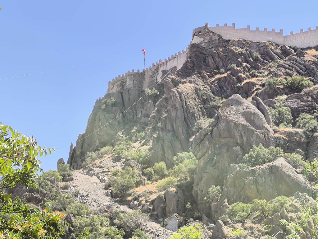 İLK BAKIŞTA HEYELAN OLDUĞU SANILDI