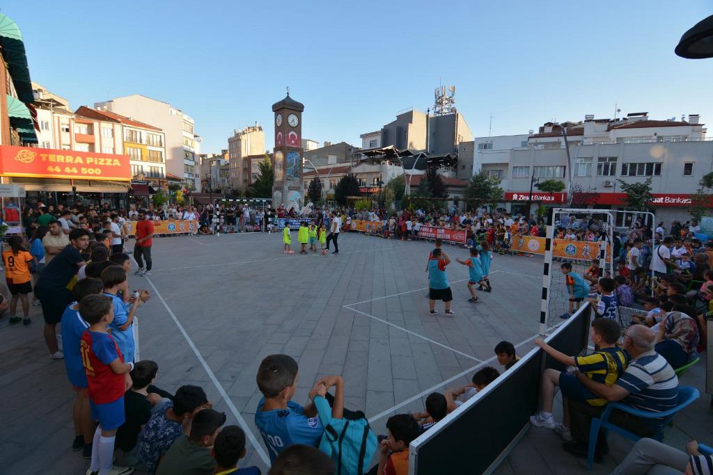 SOKAK FUTBOLU TURNUVASI 15 TEMMUZ DEMOKRASİ MEYDANI'NDA BAŞLADI