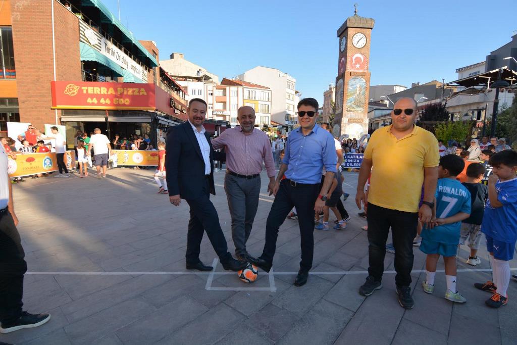 SOKAK FUTBOLU TURNUVASI 15 TEMMUZ DEMOKRASİ MEYDANI'NDA BAŞLADI