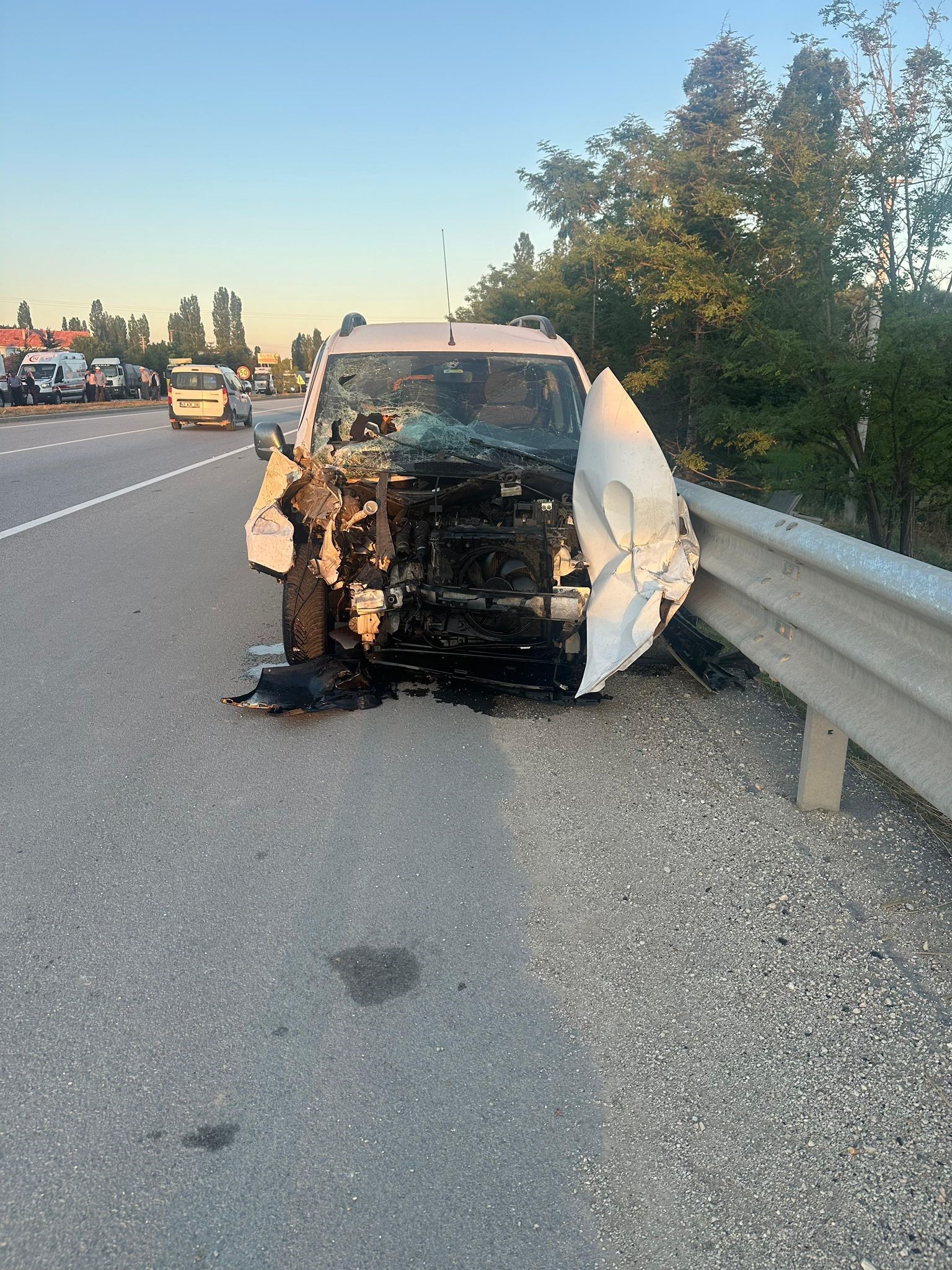 Afyon'da Feci Kaza: Traktör İkiye Bölündü, 3 Kişi Yaralandı