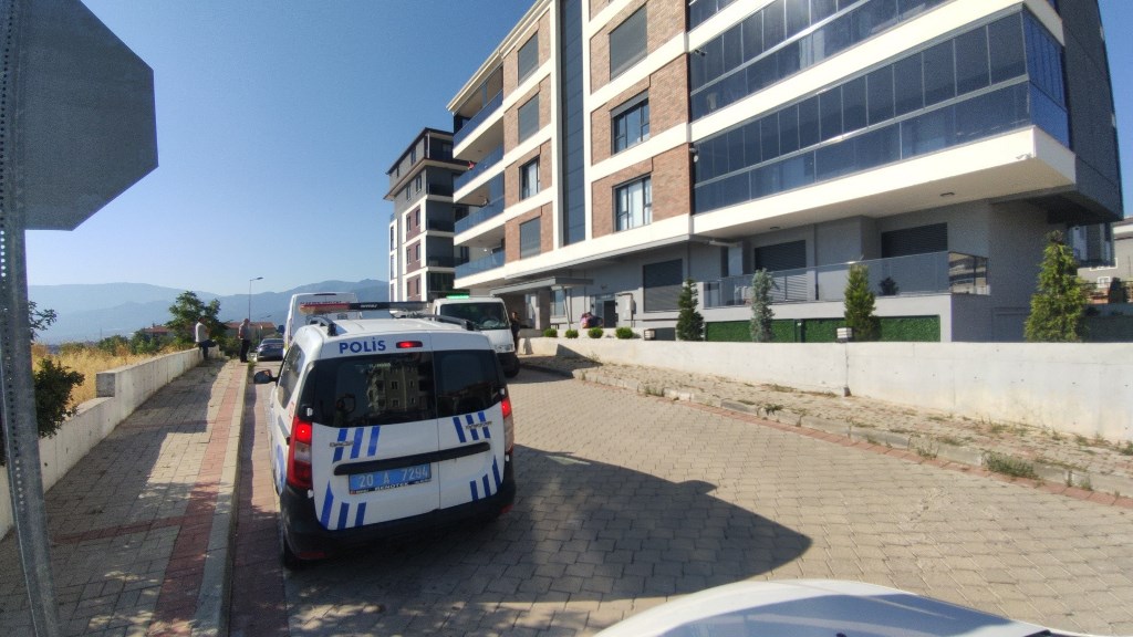 İKİNCİ KATTAN DÜŞEN KADIN HAYATINI KAYBETTİ