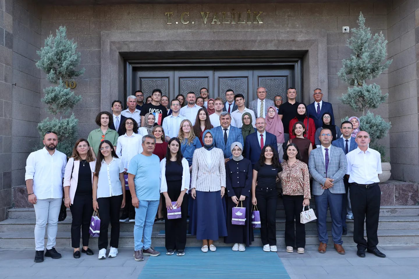 VALİ YİĞİTBAŞI'NDAN DERECEYE GİREN ÖĞRENCİLERE BÜYÜK DESTEK