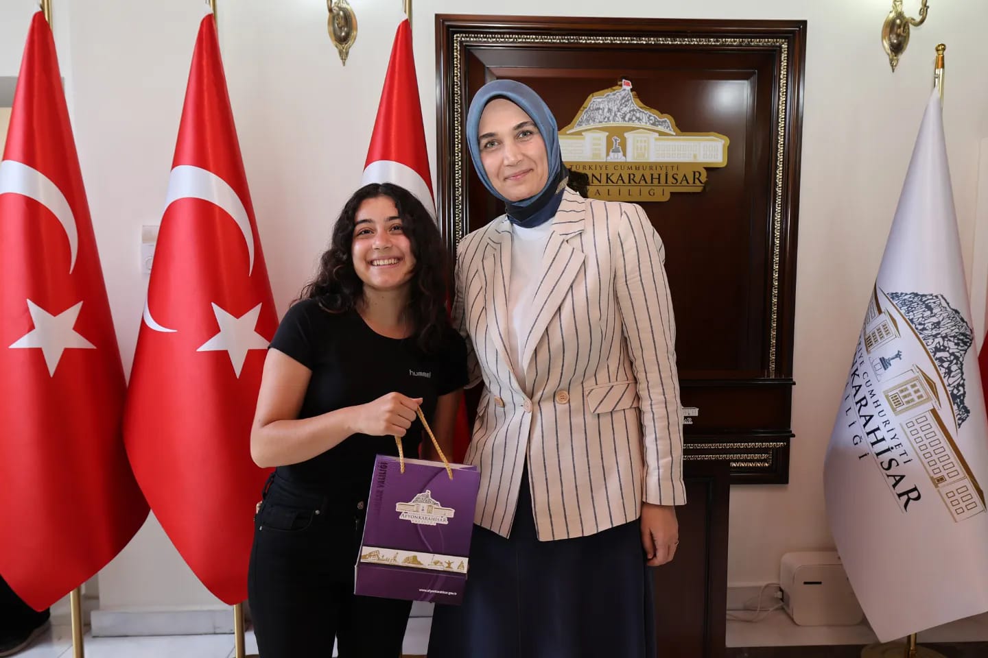 VALİ YİĞİTBAŞI'NDAN DERECEYE GİREN ÖĞRENCİLERE BÜYÜK DESTEK