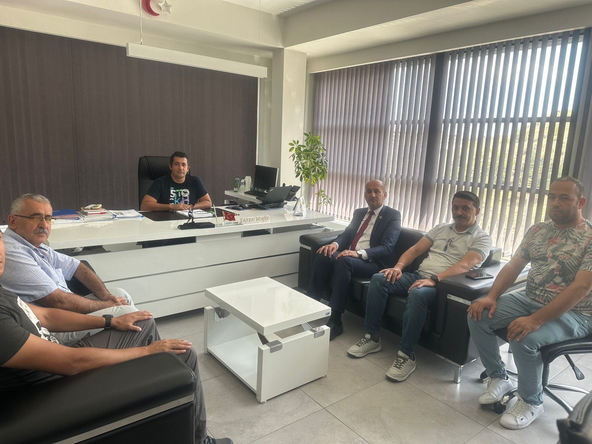 GAZİ VE ŞEHİT AİLELERİNDEN OEDAŞ MÜDÜRÜ DEMİR'E ZİYARET