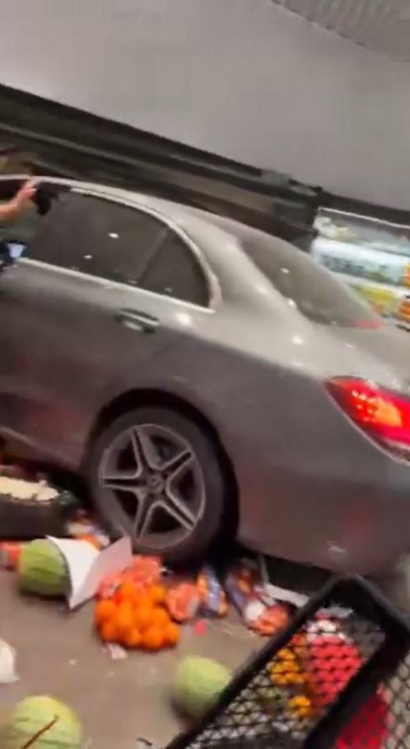 PARK ETMEK İSTERKEN MARKETE DALDI