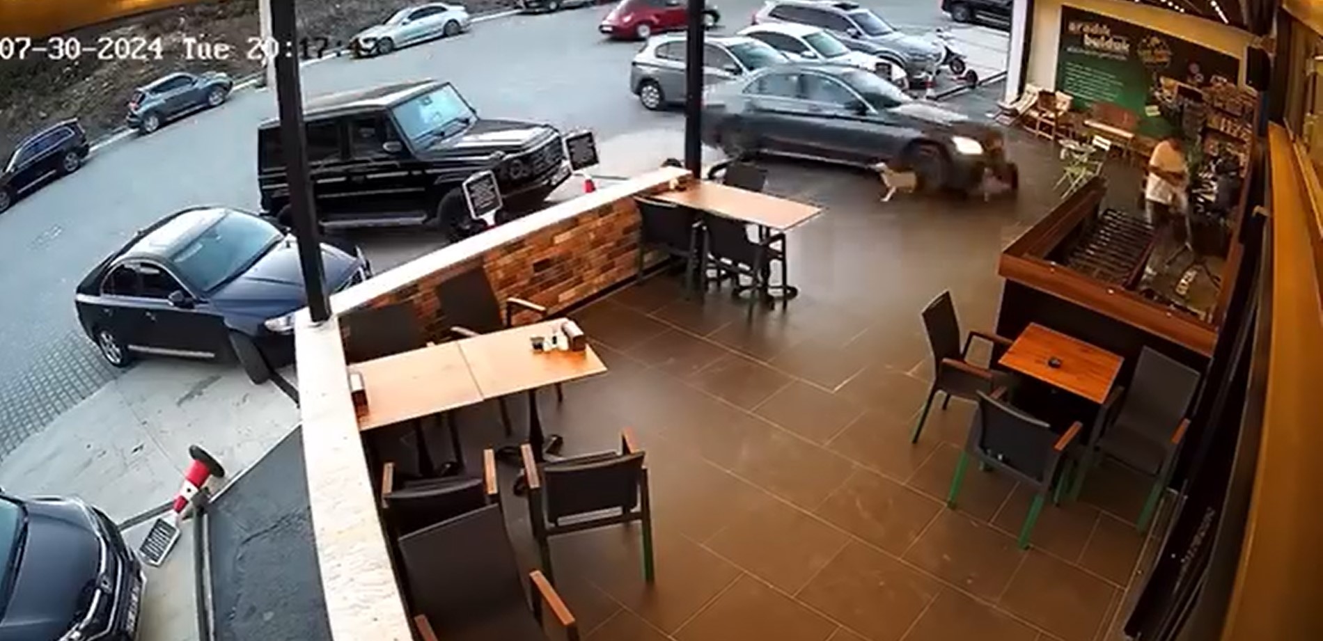 PARK ETMEK İSTERKEN MARKETE DALDI